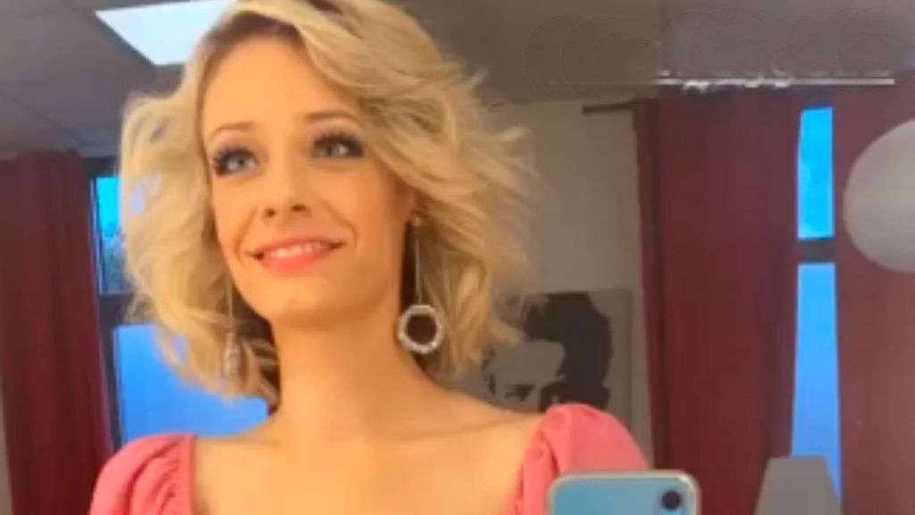 Peller Mariann rózsaszín ruhában