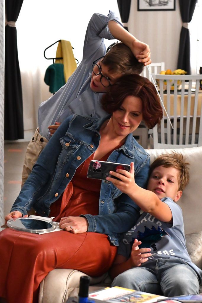 Polyák Lilla a Mintaapák forgatásán a sosozatbeli fiaival