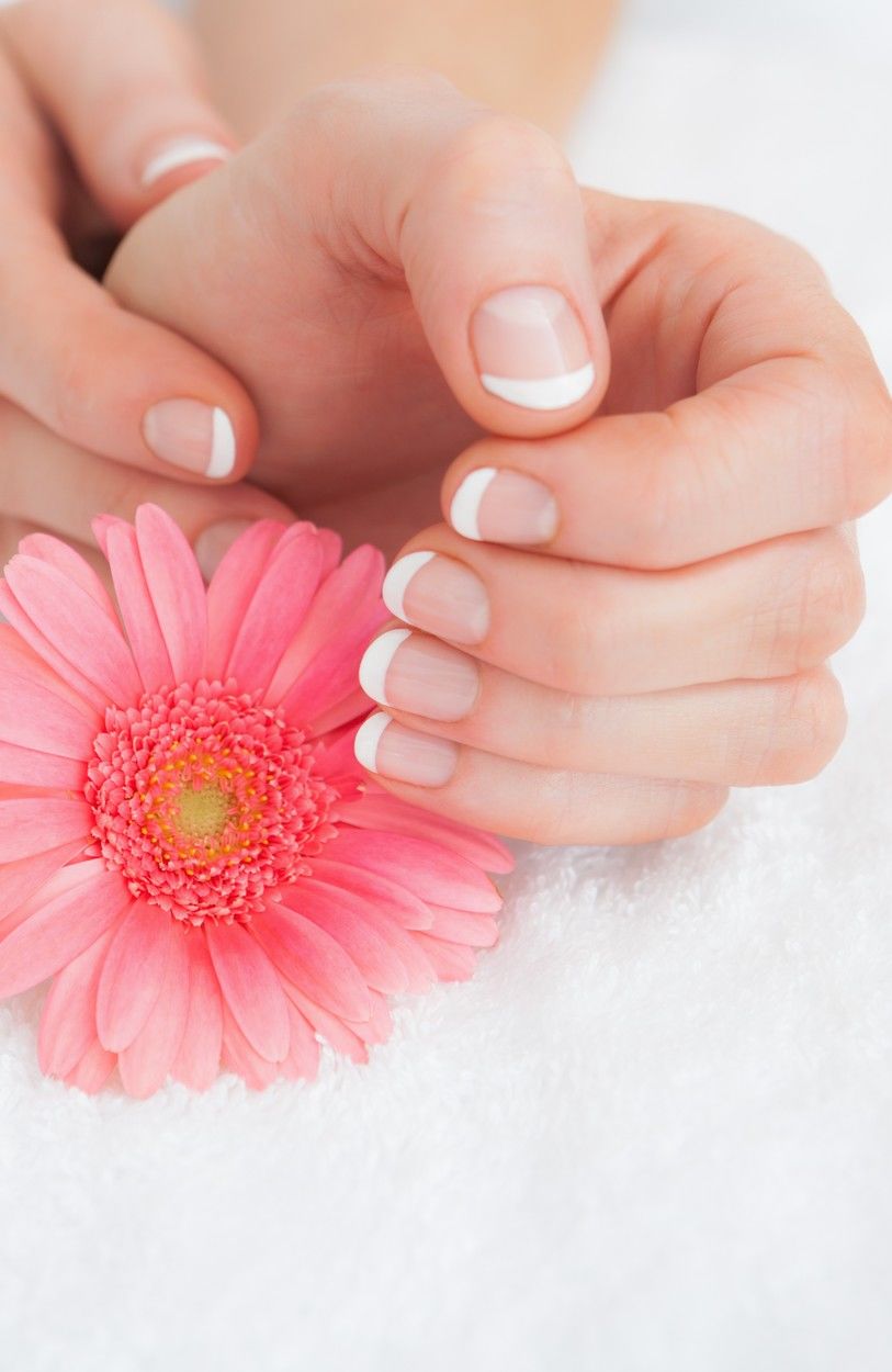 A lágyan ívelt kialakítás minden körömformához passzol, pláne az örök klasszikus francia manikűr. (Fotó: Profimedia)