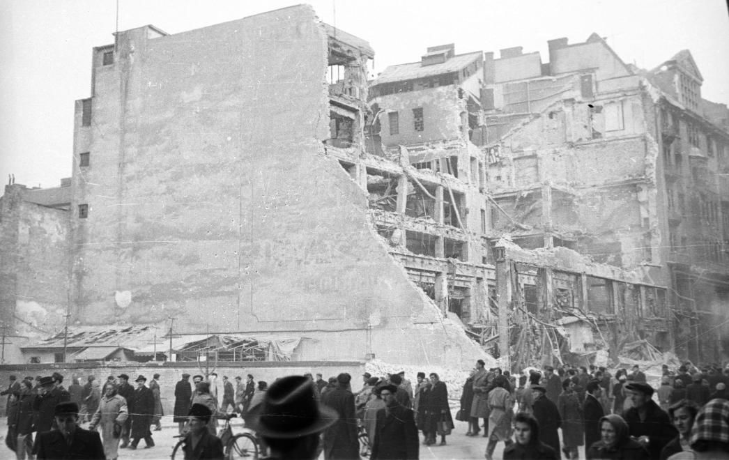 A Rákóczí út 72 alatt álló épület többször is elpusztult. Ez például egy 1956-os kép a homlokzatról, pontosabban annak helyéről. (Fotó: Fortepan)