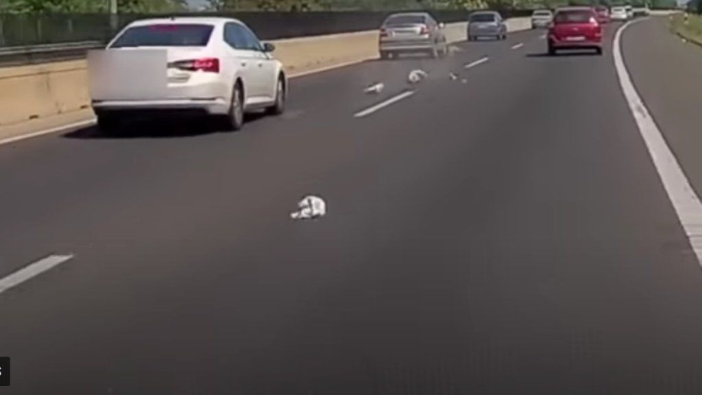 Sittes zsákok zuhantak az autók közé az M3-as autópályán