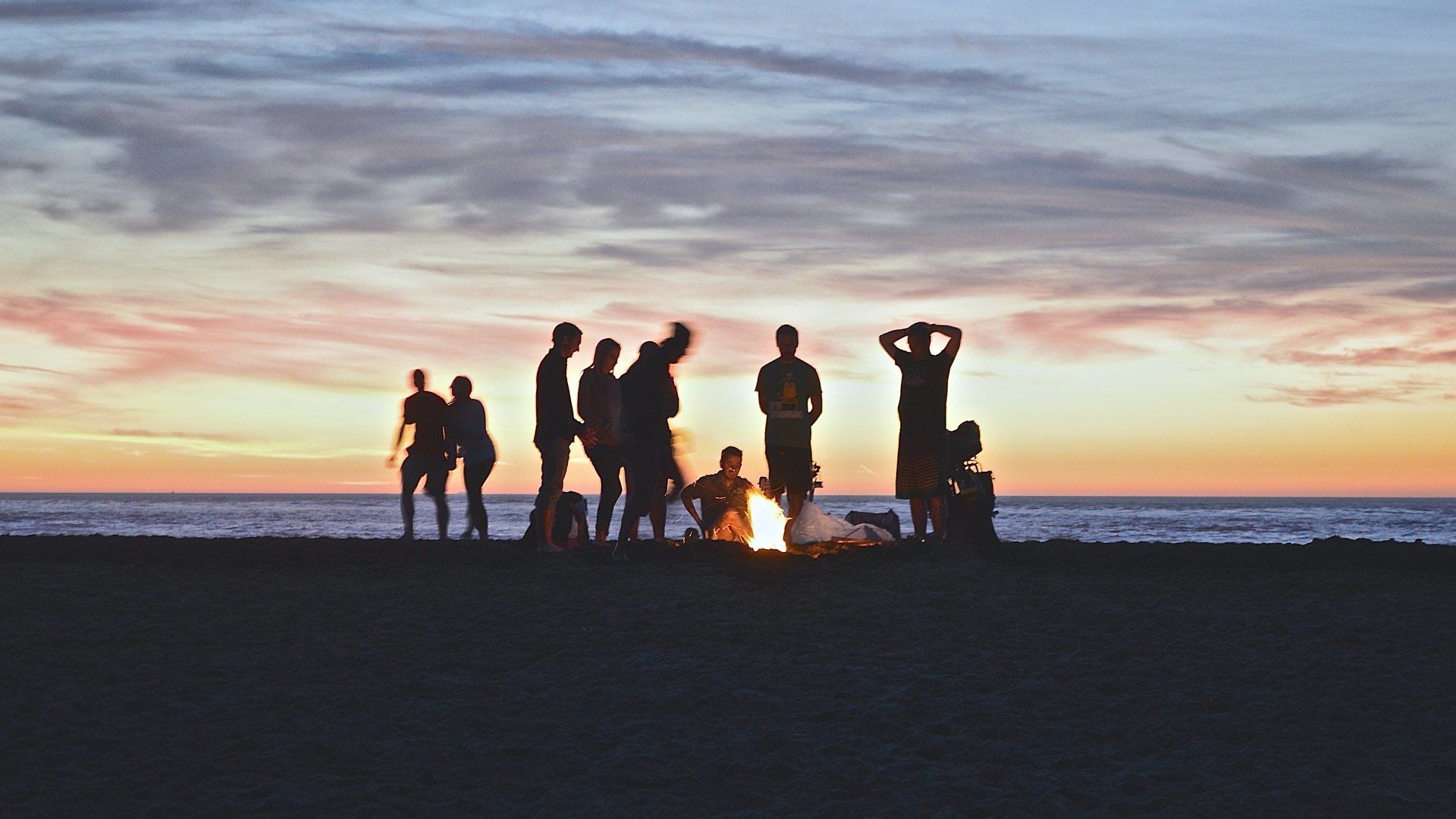 Tábortűz a tengerparti strandon