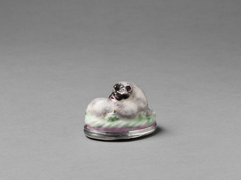 Tubákosszelence Mennecy porcelánból (fotó: collections.vam.ac.uk)