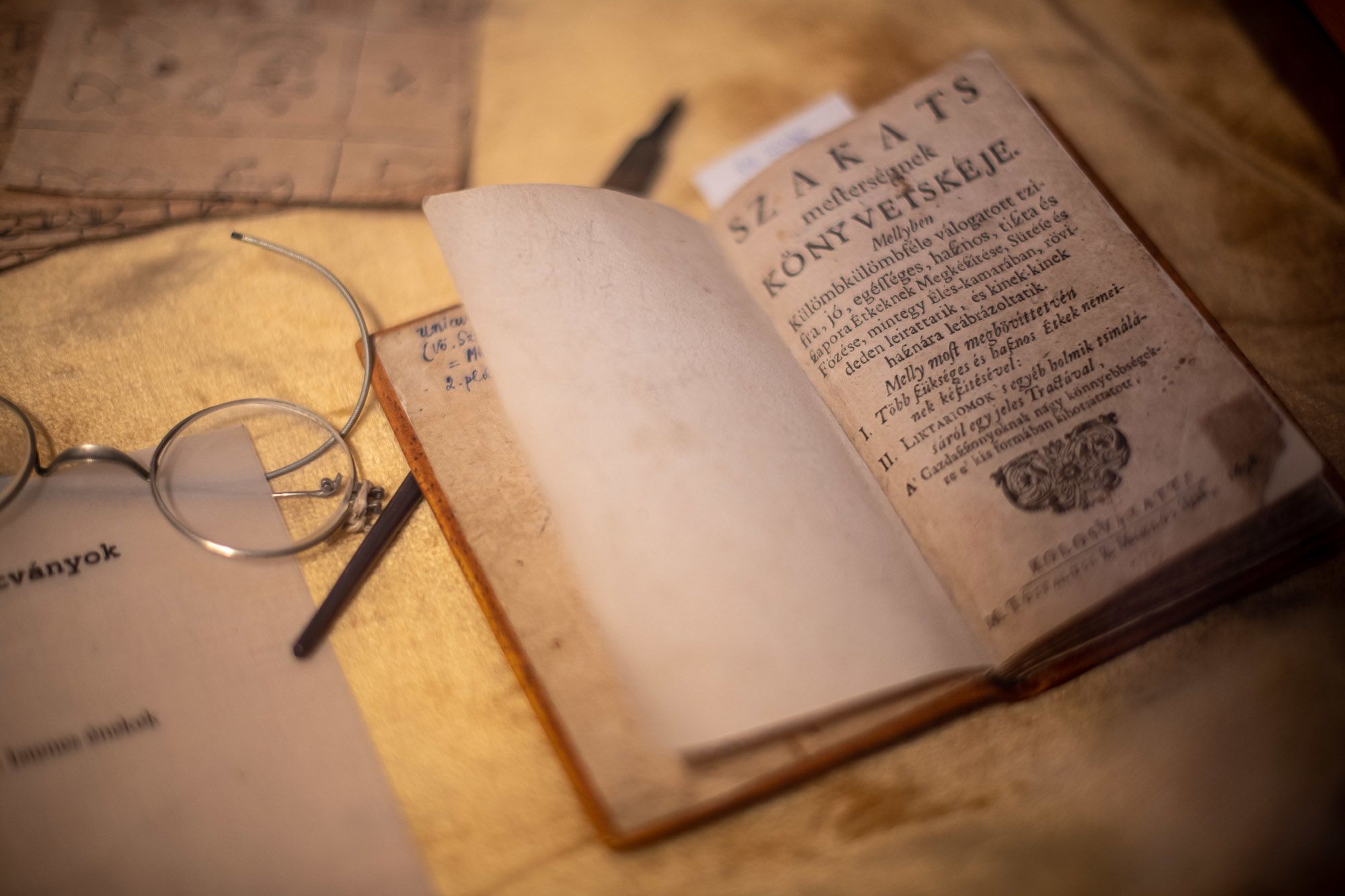 A vitrin alatt (fotó: Neményi Márton)