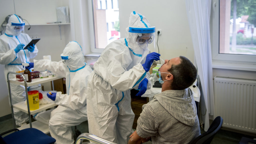 Október elejére várják a koronavírus miatti halálozások megugrását.