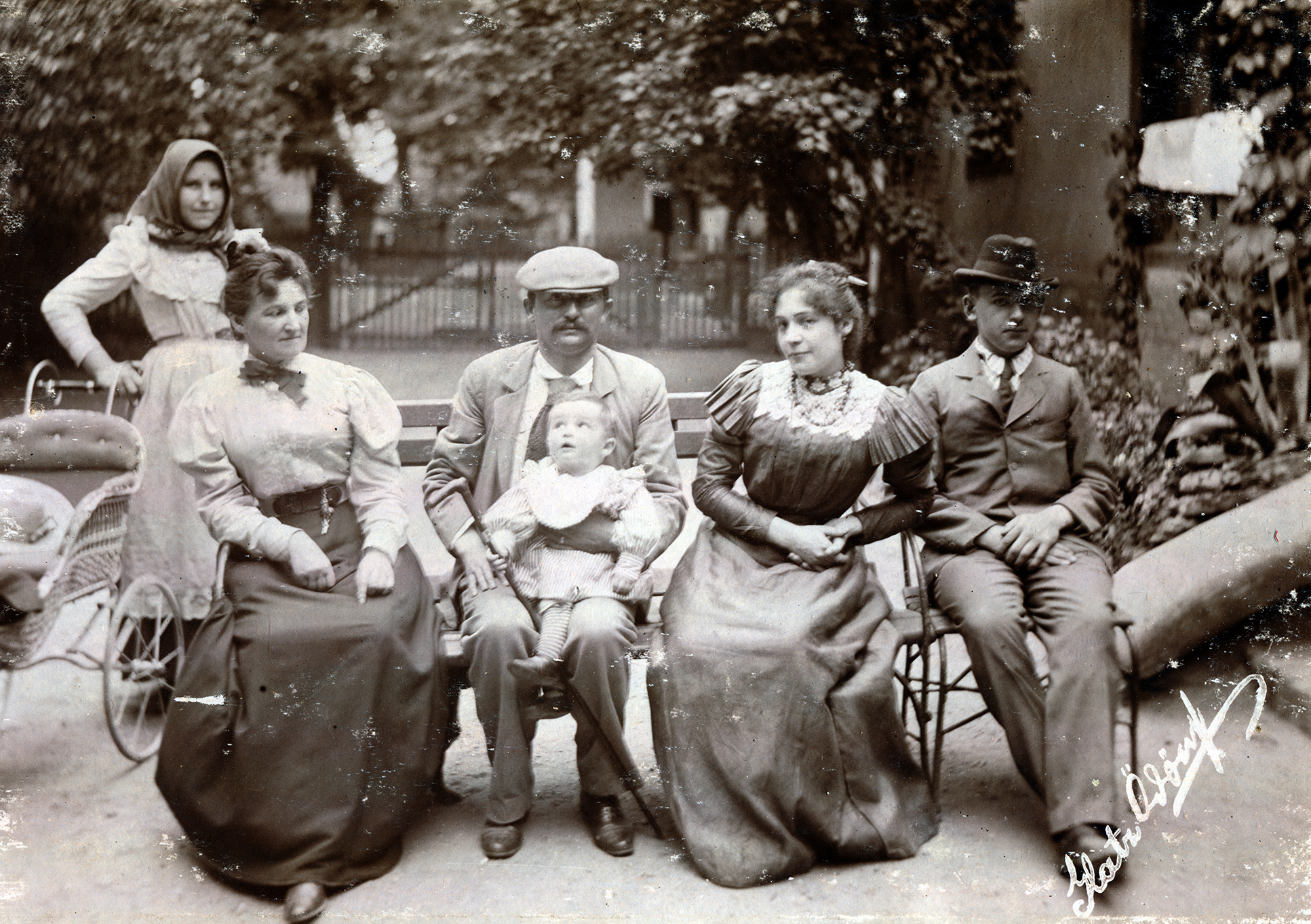 Családi fotó, háttérben a cseléddel - 1913