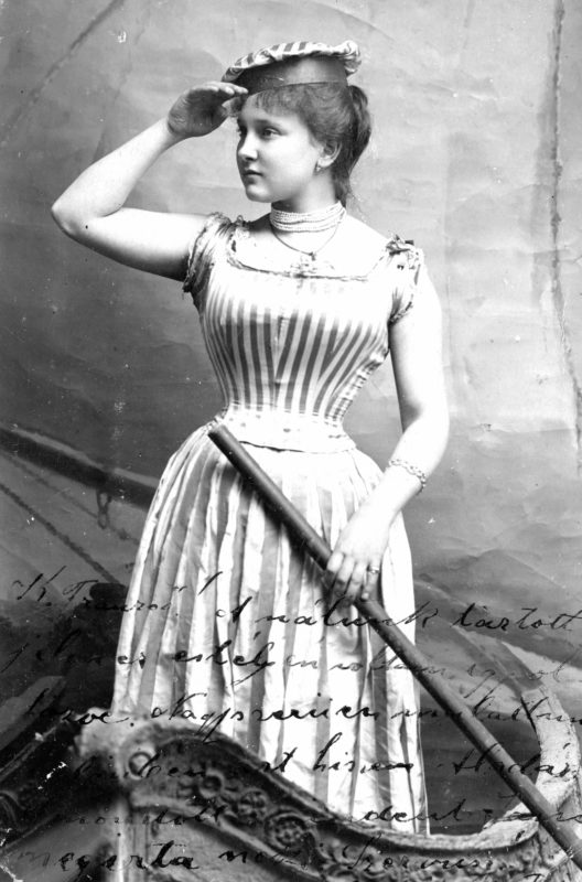 fiatal nő fűzőben a századfordulón.