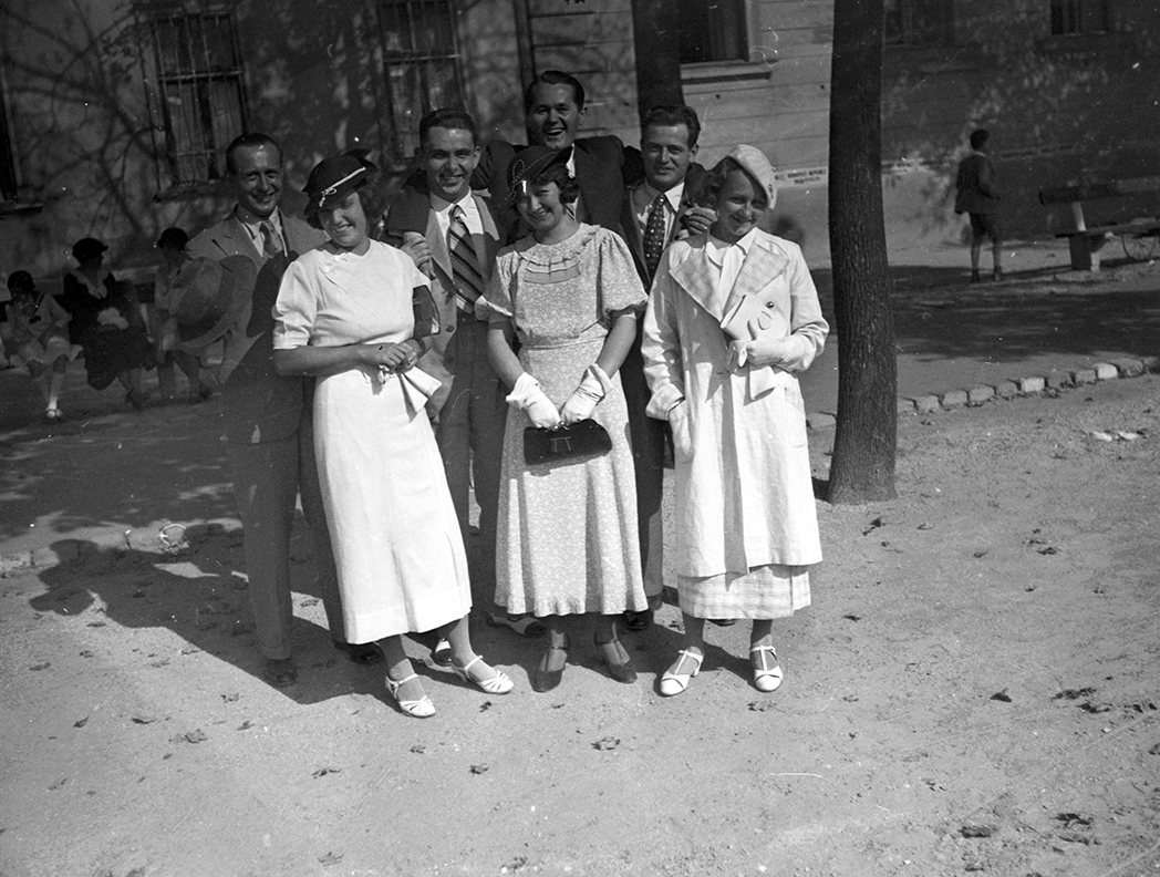 Társasági élet az utcán - 1934