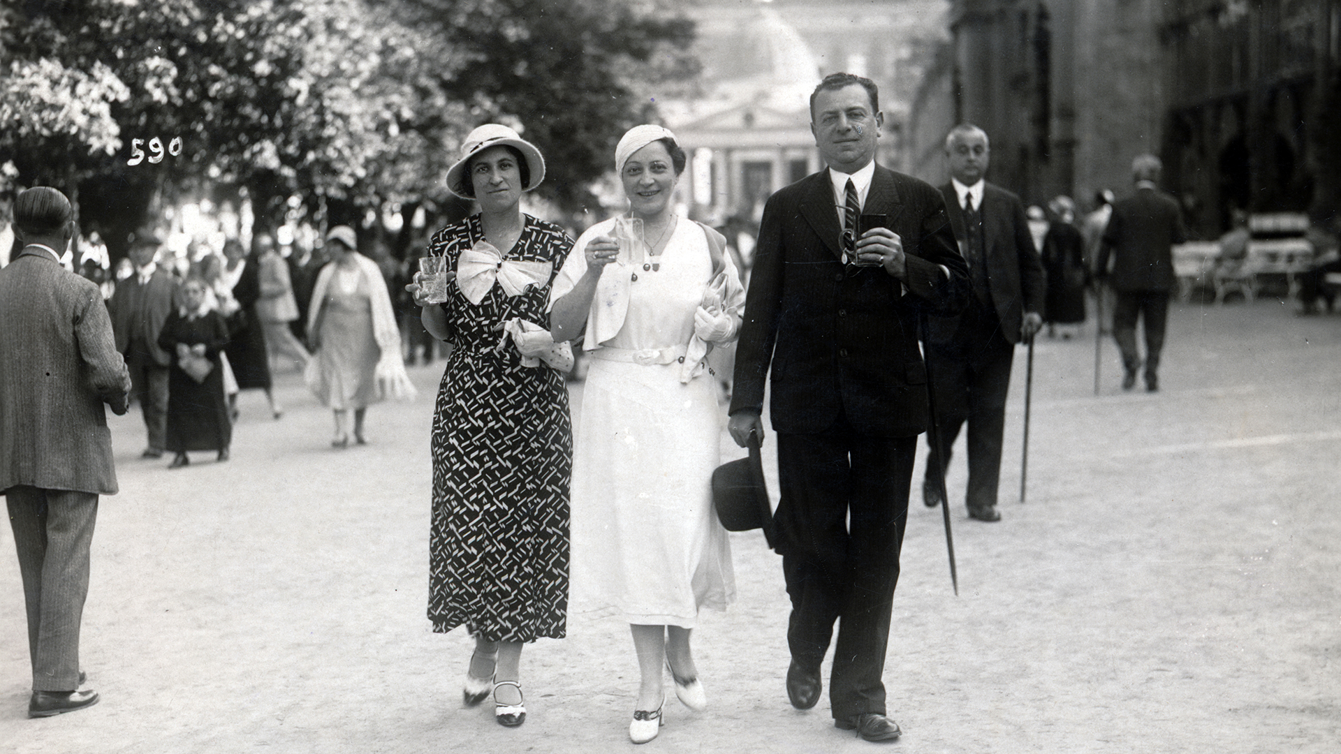 Korzózó hölgyek egy úriember társaságában