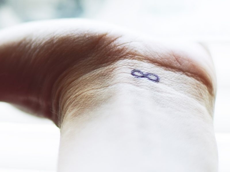 Végtelen jel tetoválás