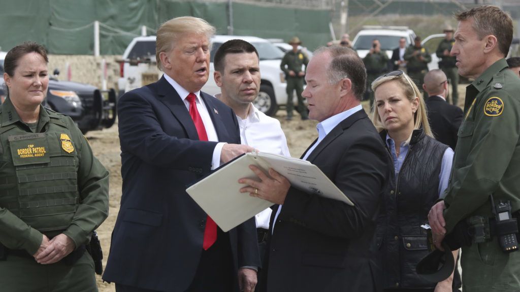 Így bánik most Amerika a menekültekkel