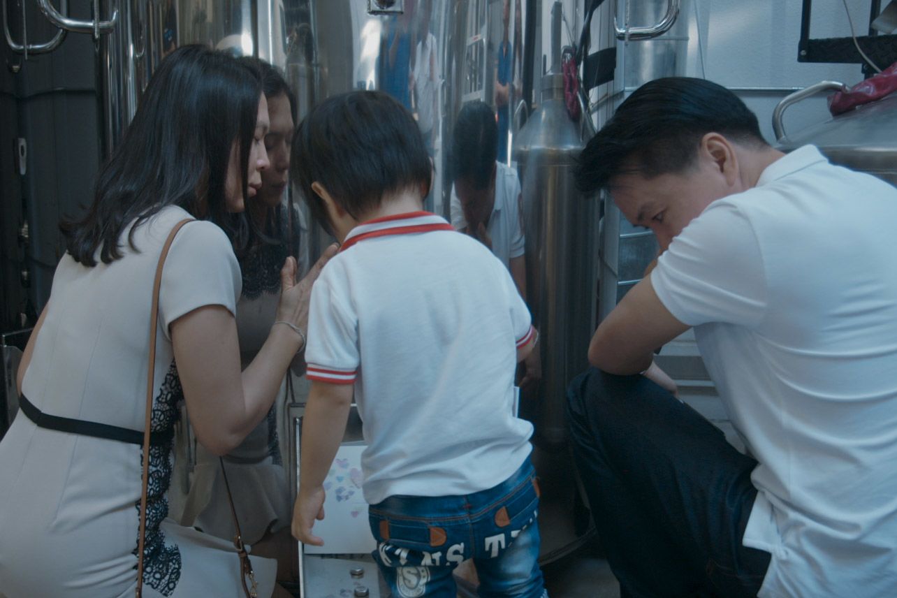 A család meglátogatja Einz hibernált maradványait az Alcor központjában (fotó: Netflix)