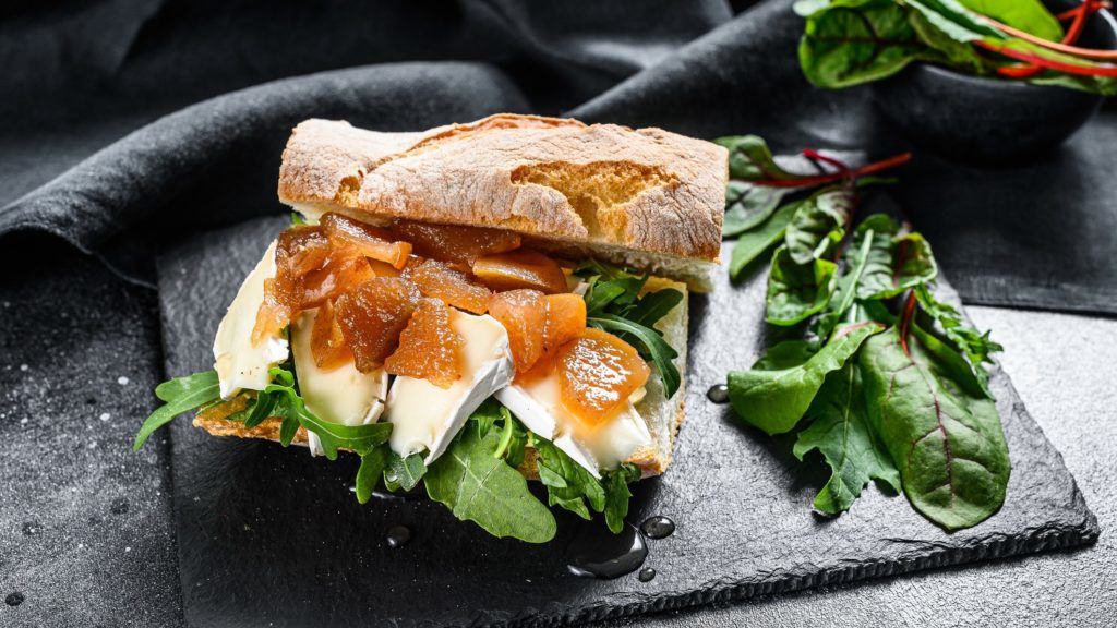 Brie sajtos szendvics karamellizált körtével, mángolddal