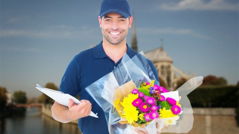 Virágot kapni mindig jó - ha futárral jön, még nagyobb a meglepetés, ráadásul figyelmes és előzékeny dolog is. (fotó:profimedia.hu)