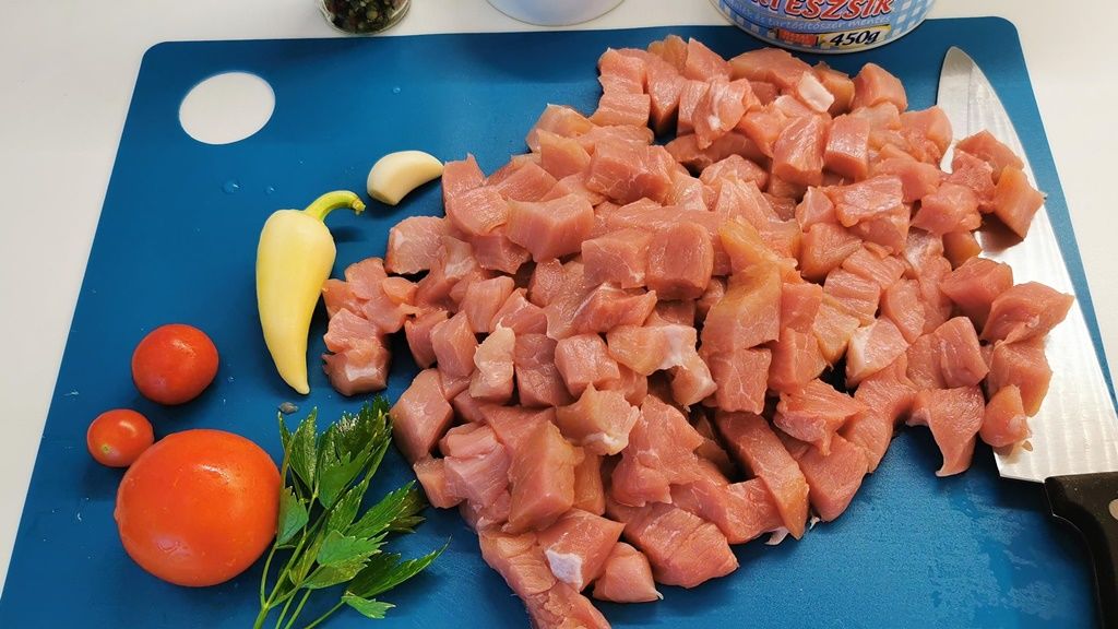 A sertéspörkölt hozzávalói