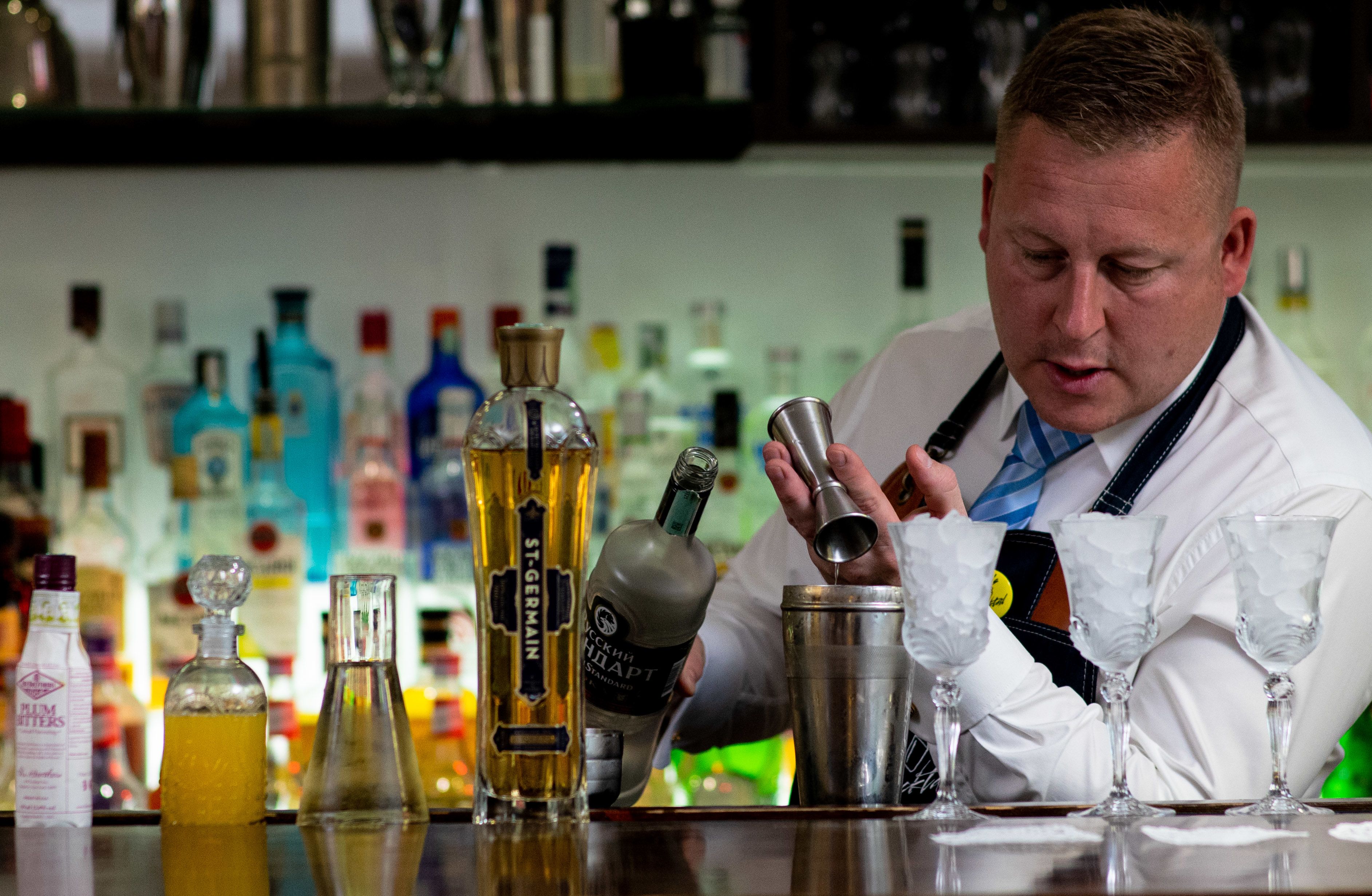 Tengely Norbert készítette a győztes magyar koktélt. 