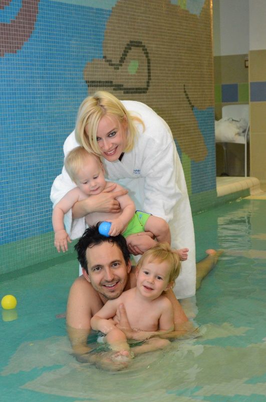 Völgyesi Gabi és Kovacsics Ádám a fiaikkal, Martinnal és Eliottal