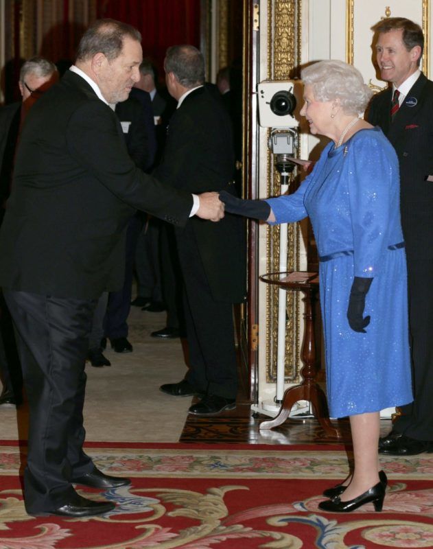 II. Erzsébet királynő találkozik Harvey Weinsteinnel a Buckingham palotában 2014. február 17-én (Fotó: YUI MOK / POOL / AFP)