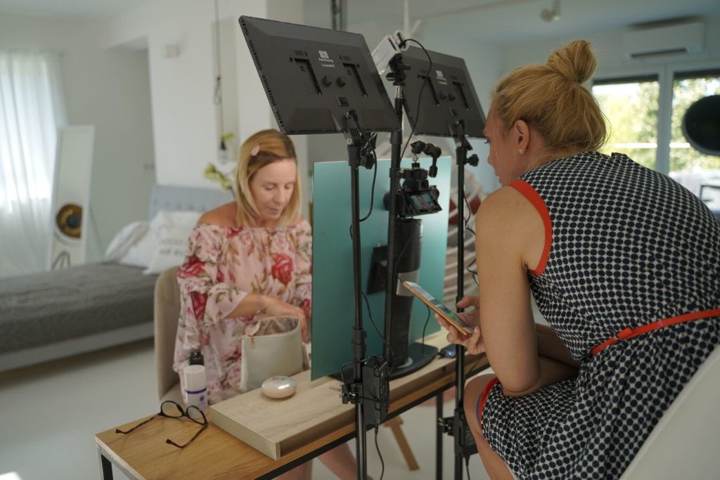 Pataki Zita a forgatáson sminkel