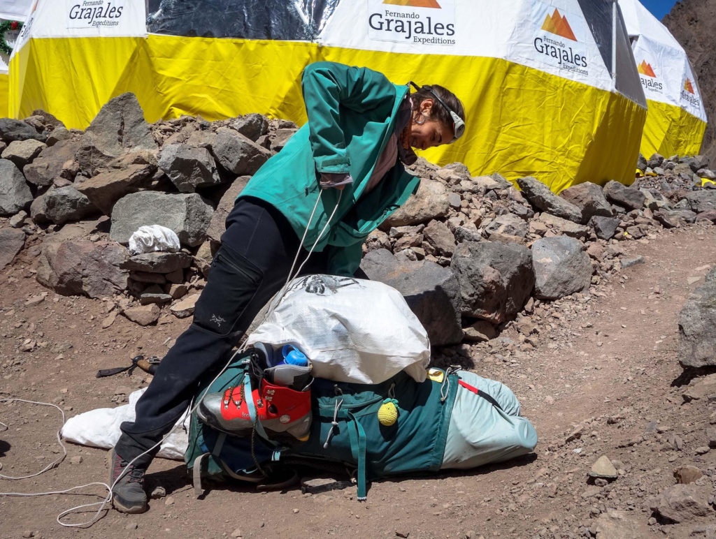 Ezek a fiatal nők 35 kilót is felcipelnek a csúcsra