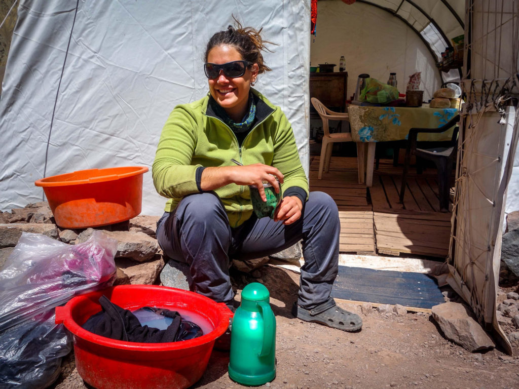 Ezek a fiatal nők 35 kilót is felcipelnek a csúcsra