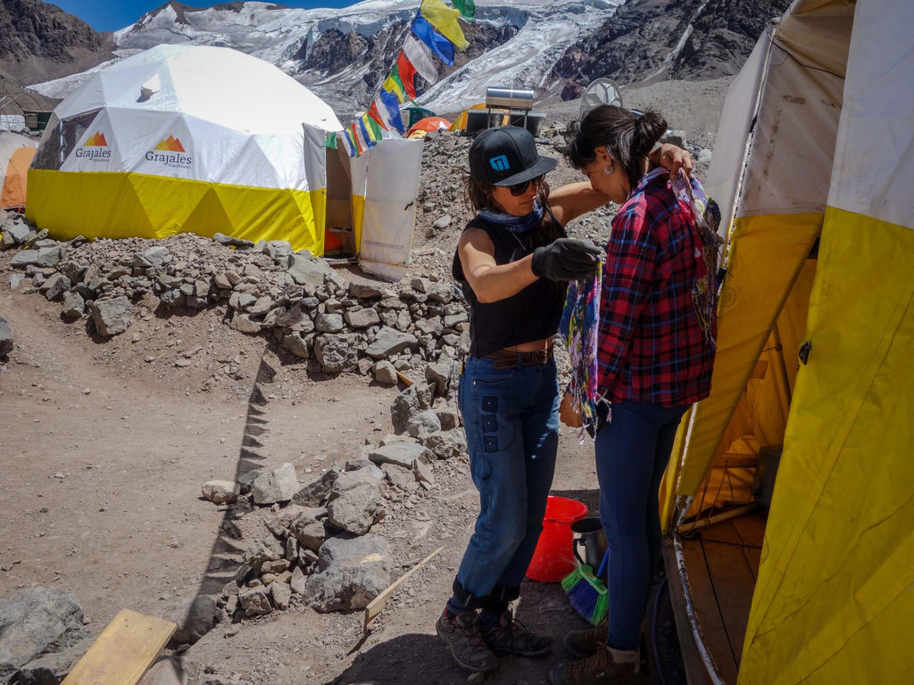 Ezek a fiatal nők 35 kilót is felcipelnek a csúcsra