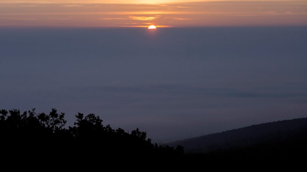 Napfelkelte a ködbe burkolózott Pilis felett. (Fotó: MTI/ Mohai Balázs)