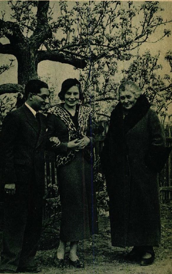 A fiatalok Erdős Renée társaságában (fotó: Színházi Élet)