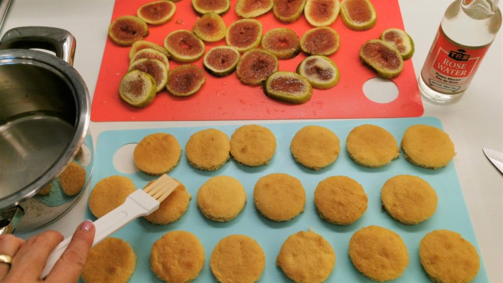 Készül a fügés süti