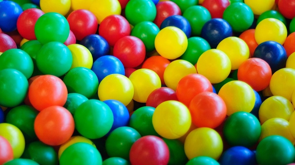 26000 labdával töltötte fel a nappalijukat