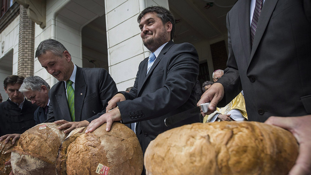 kapus krisztián kenyeret vág