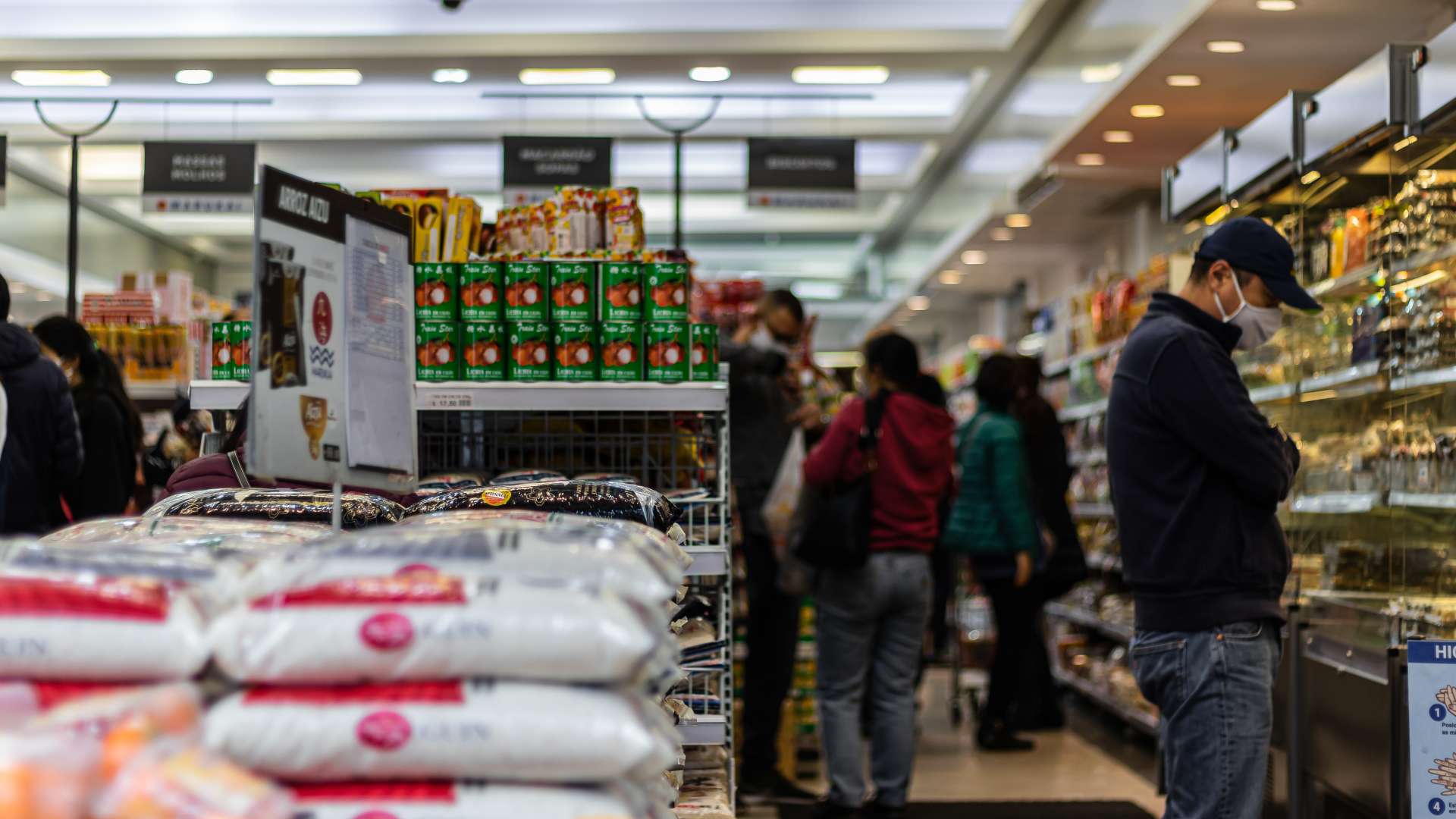 Maszkos vásárlók egy boltban