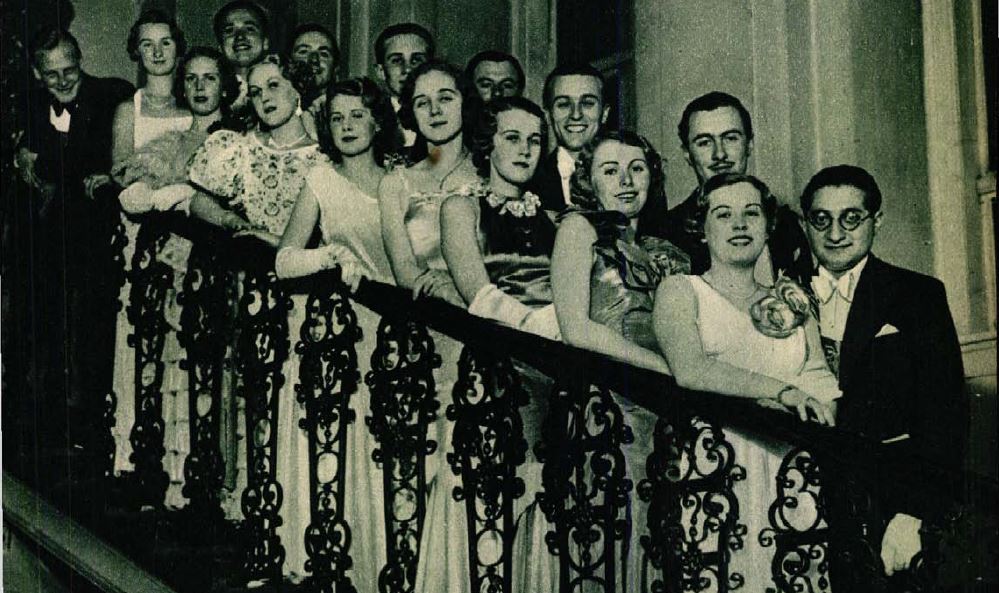 Elől, szemüvegben Sárga Ferenc, a bálkirály (fotó: Színházi Élet)