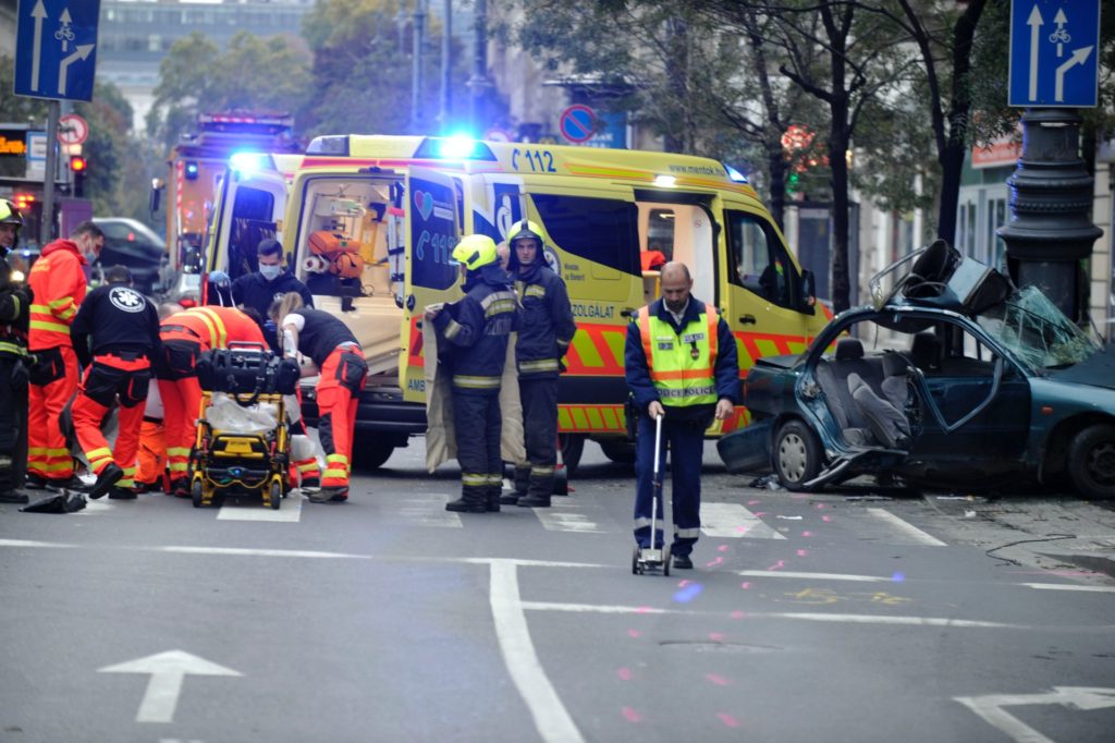 Mentősök látják el az egyik sérültet a Károly körúton történt baleset helyszínén 2020. november 1-jén, ahol egy autó villanyoszlopnak csapódott (MTI/Mihádák Zoltán)