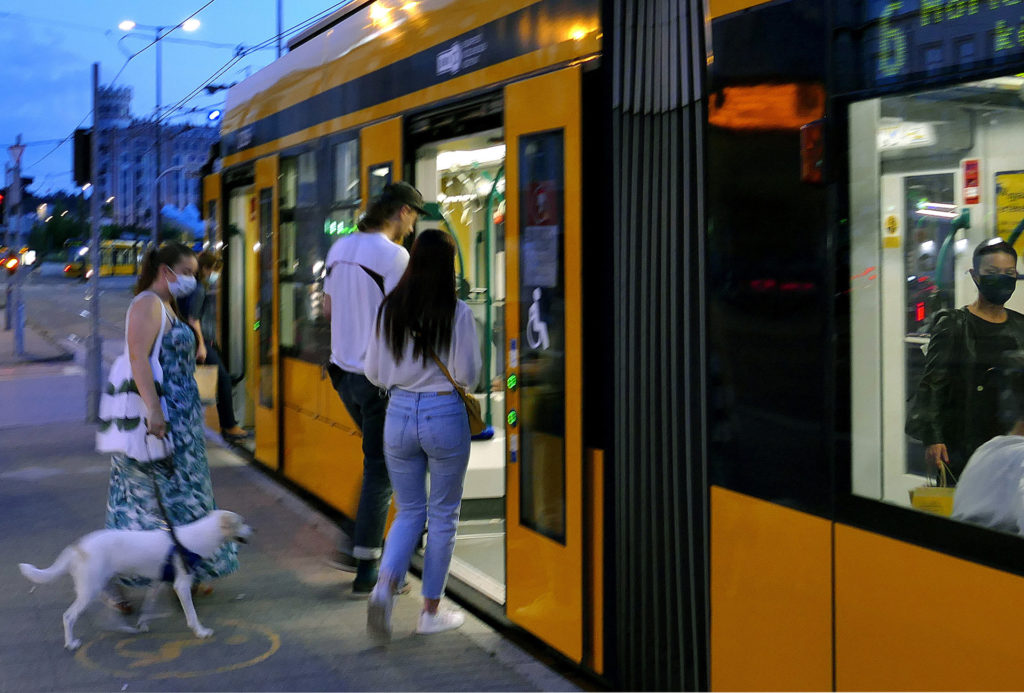 Hirtelen mindenki az utcán akarna lenni este nyolc után