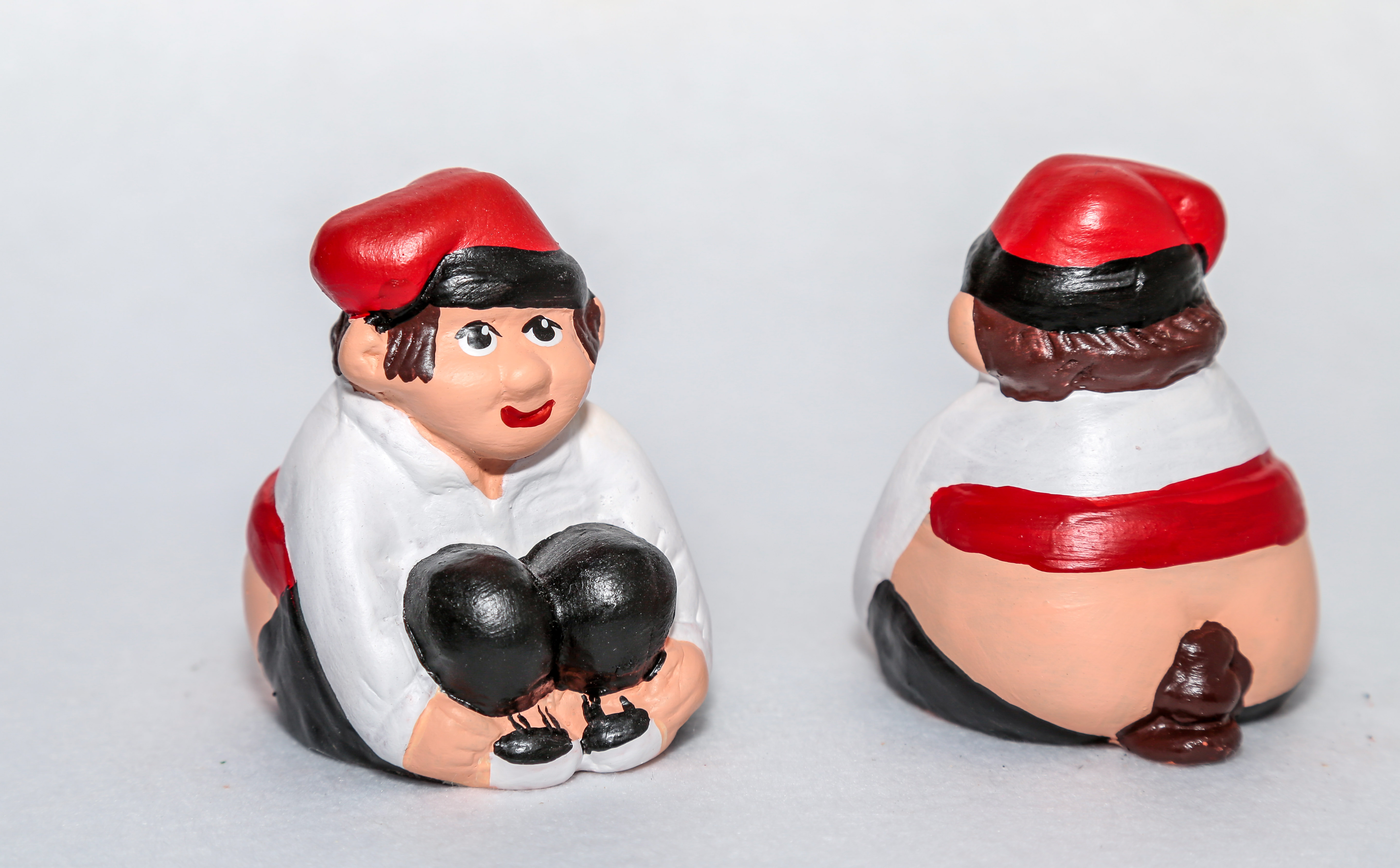 Egy hagyományos öltözékű caganer kerámiafigura&nbsp;(Photo by Miquel Benitez/Getty Images)