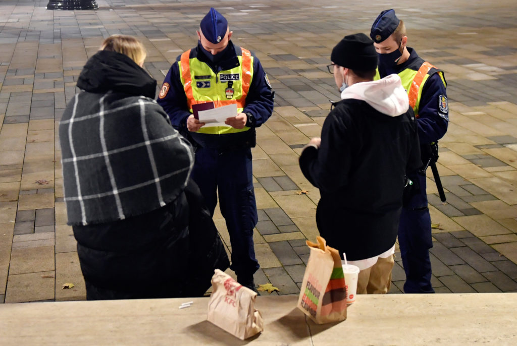 Hirtelen mindenki az utcán akarna lenni este nyolc után
