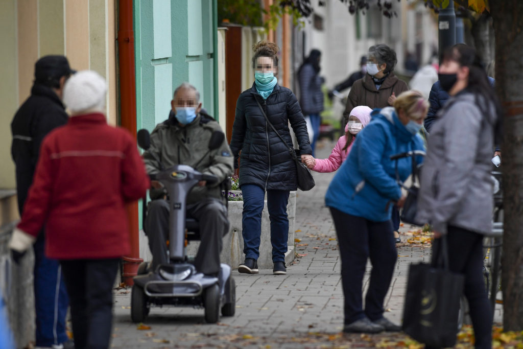 Közterületi maszkviselés: valahol centizgetnek, máshol be sem vezették