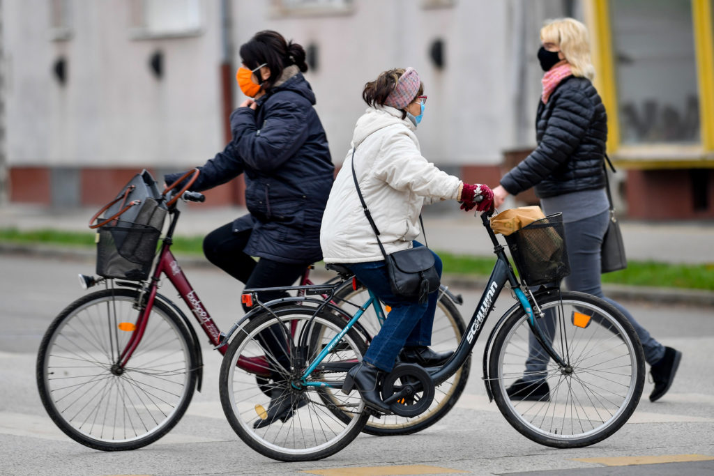 Közterületi maszkviselés: valahol centizgetnek, máshol be sem vezették