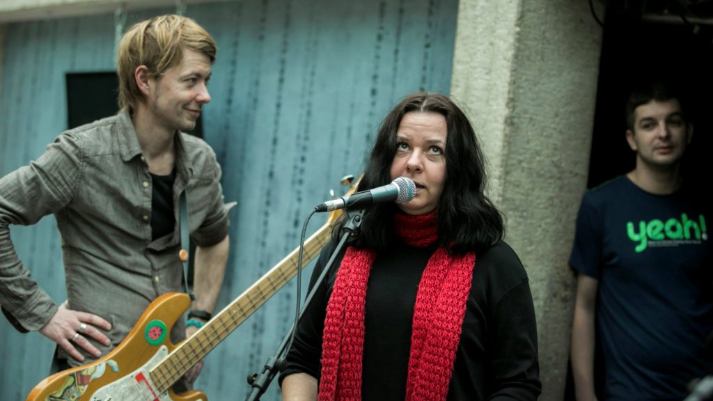 Beck Zoltán zenész, Erdõs Virág író és Szálinger Balázs költõ a Rájátszás koncert próbáján a budapesti Akvárium Klubban 2013. március 18-án. (Fotó: MTI/Mohai Balázs)