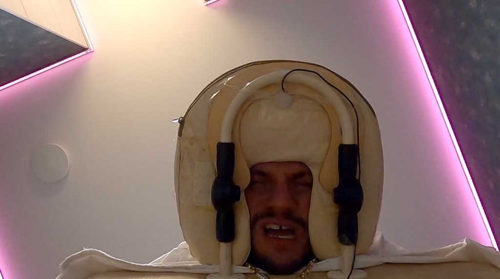 Emilio szenvedett, miközben masszírozták