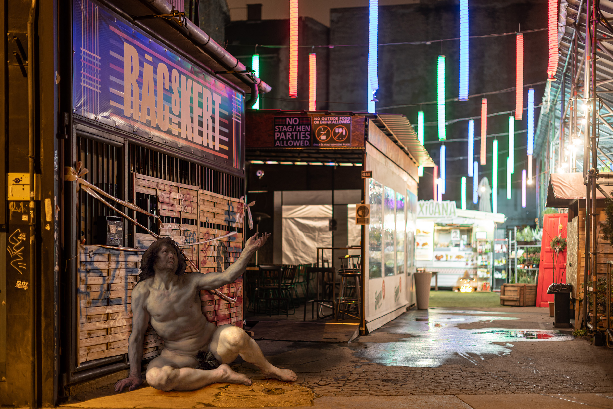 Festmények és kijárási tilalom