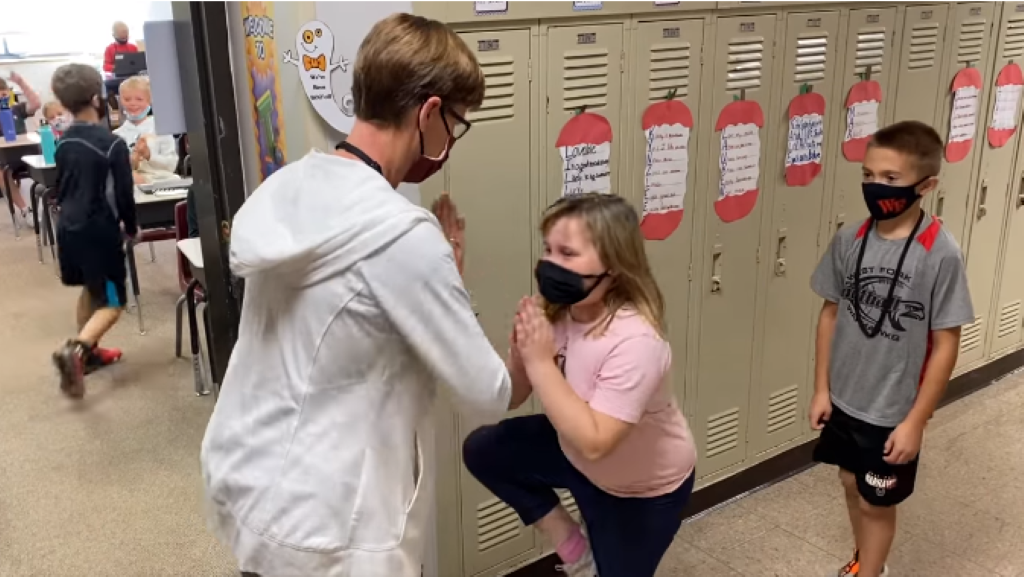 Egy amerikai tanárnő nagyon cukin tartja be a távolságtartást