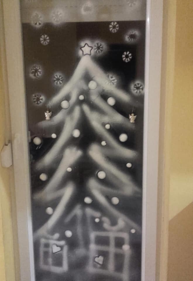 karácsonyfa ablakdekoráció