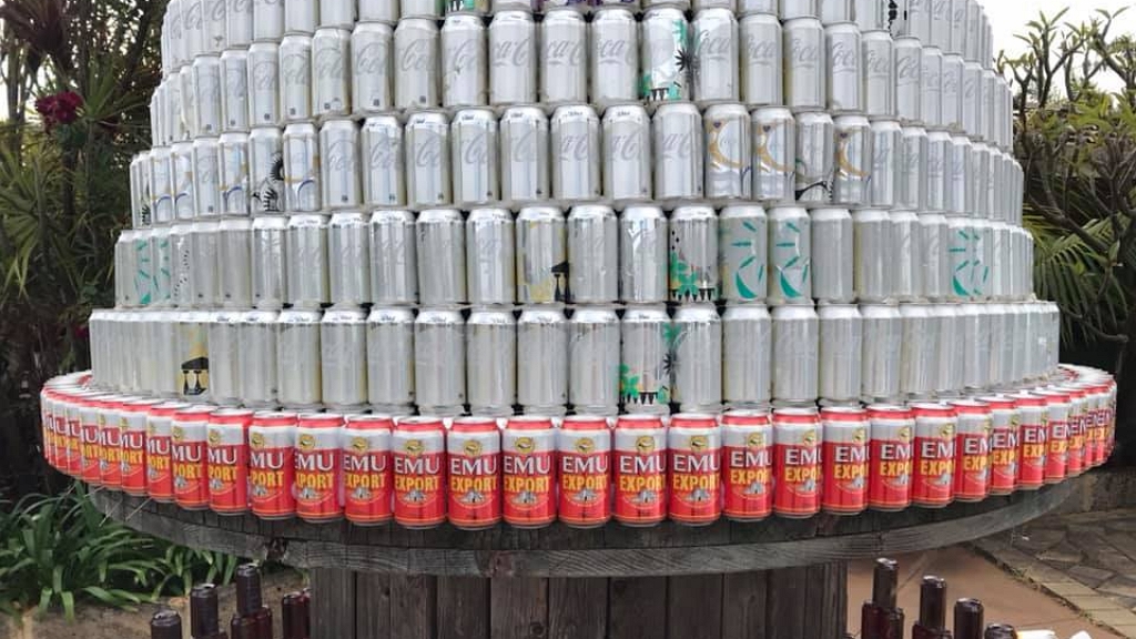 karácsonyfa sörösdobozokból