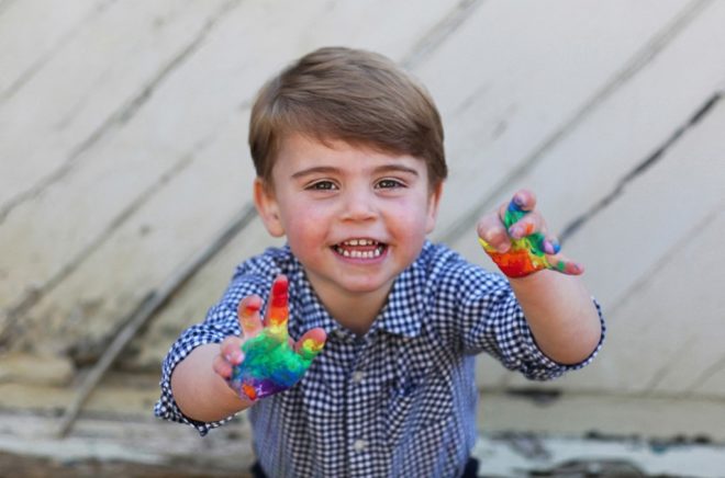 Lajos herceg szivárványos kézzel