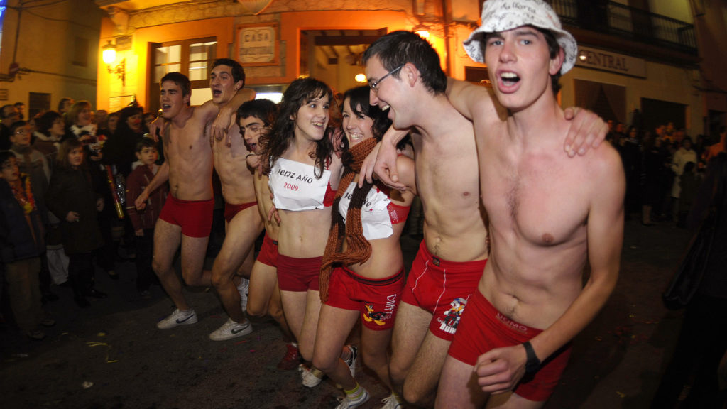 A lakosság színe-java kitódul az utcára és kizárólag piros fehérneműt viselve futóversenyen veszt részt