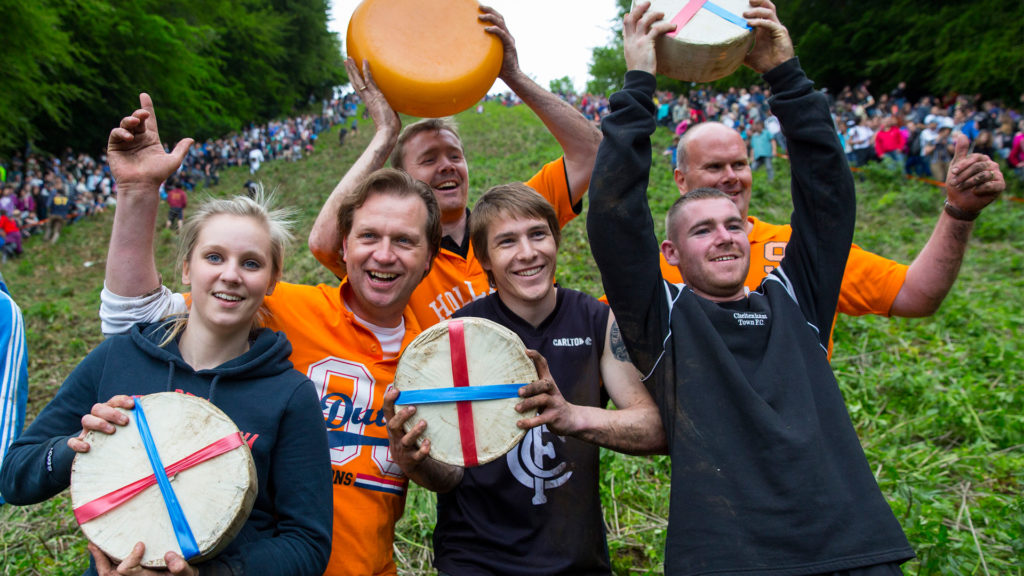 Az év, amikor egy sajtot bukdácsolva üldöző emberekből meríthetünk erőt