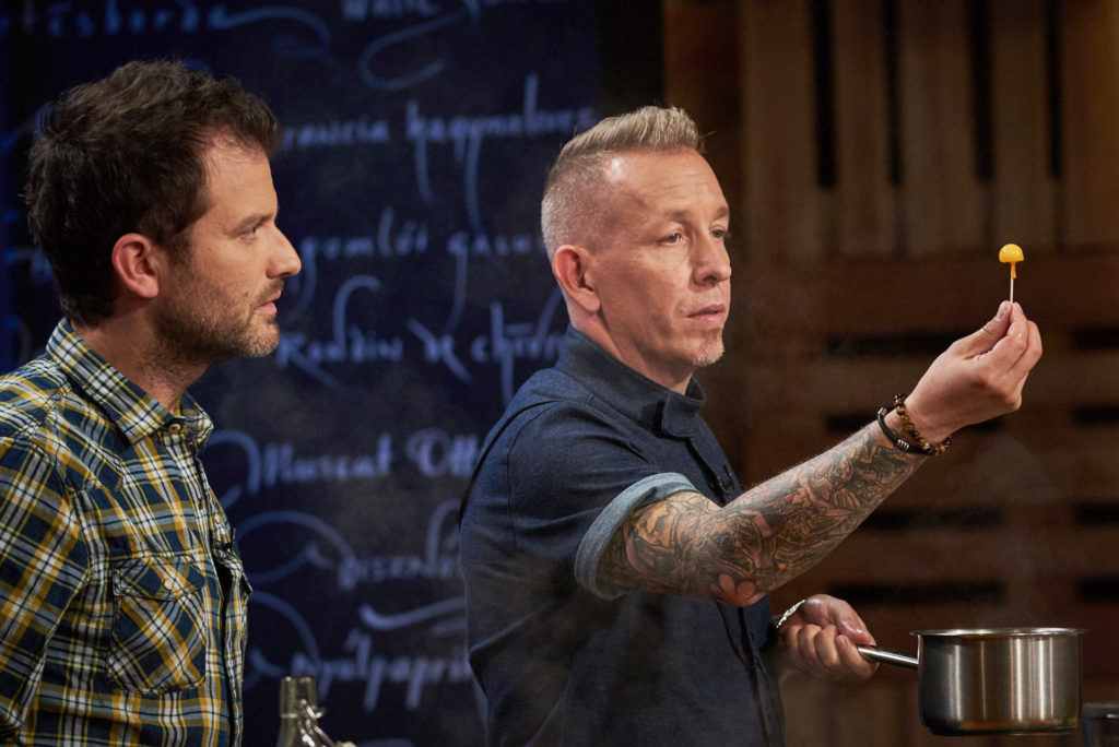 Mit ábrázolnak Sárközi Ákos tetoválásai?