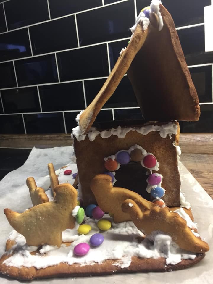 Mézeskalács házikó dínókkal